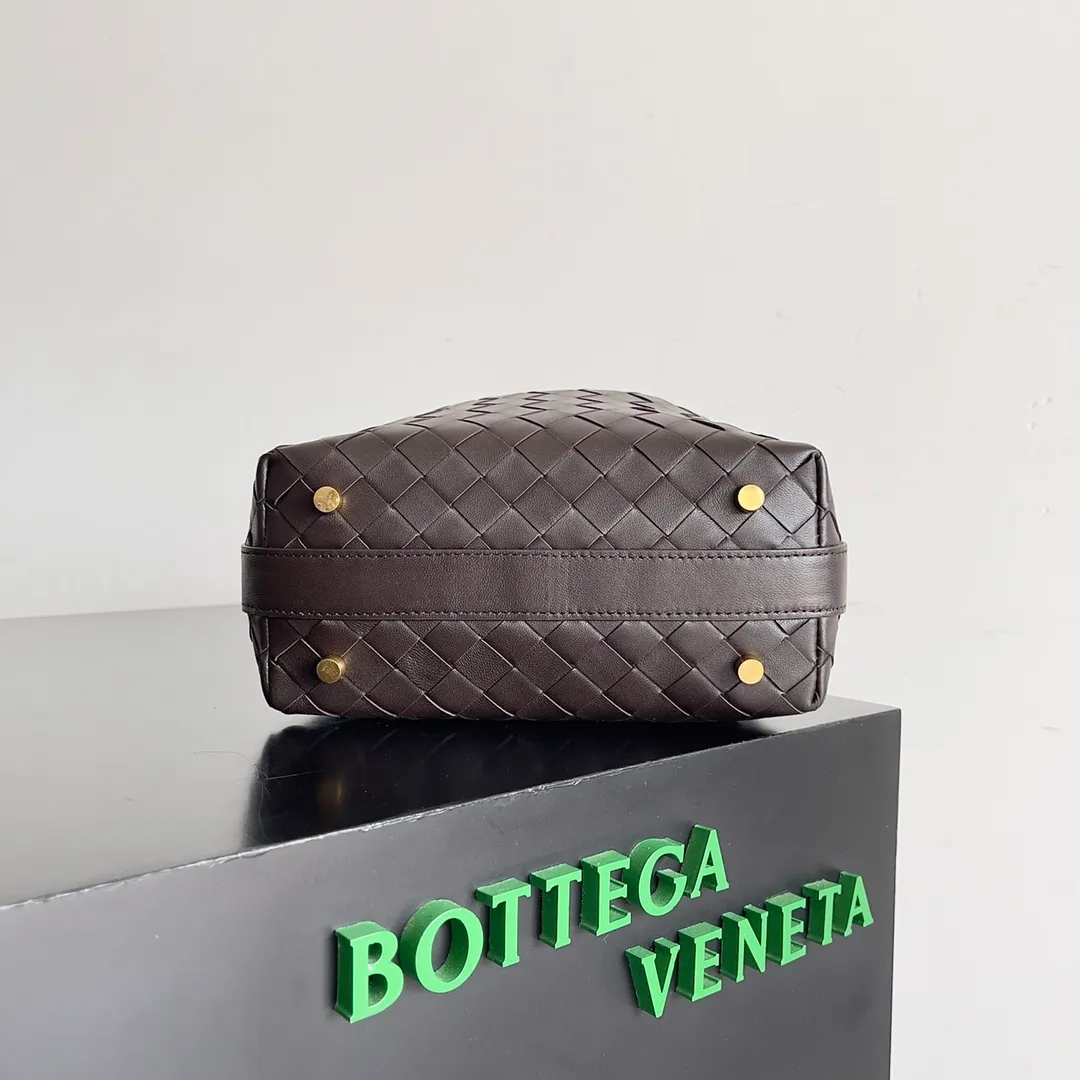 Batch 1360 It is predicted that BV Bottega’s lunch bag will be popular again this year. The entire bag is made of top nappa lambskin, which is very soft and lightweight. It also uses the intrecciato weaving process that the two founders spent several months developing from the beginning of the brand. It is completely hand-woven by Italian craftsmen. It perfectly reflects the craftsmanship of Bottega. The entire bag shape is also a very practical and popular lunch box bag type. The slightly curved arc of the bag mouth can also better fit our wrists. Style number: 754443 Size: 22*13*9